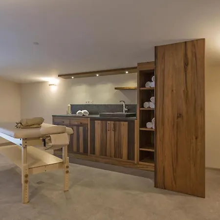 Geraeumiges Familienapartment Mit Pool & Bergblick